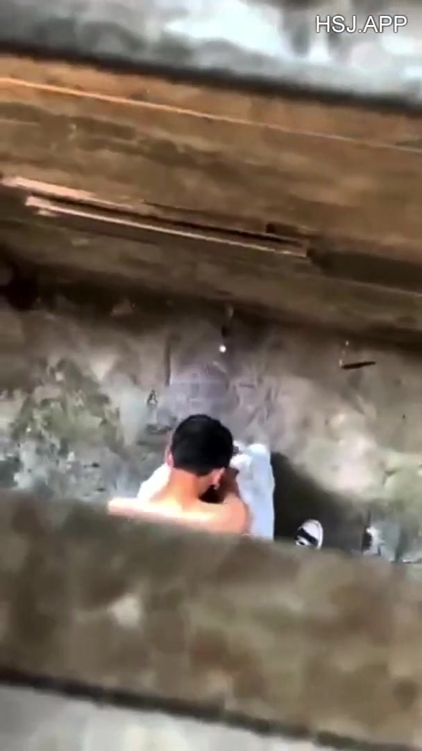 Đôi học sinh lén lút móc lồn, địt nhau ngay trong ngõ